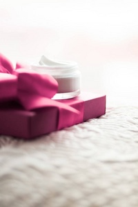 Luxury face cream for sensitive skin and pink holiday gift box, 