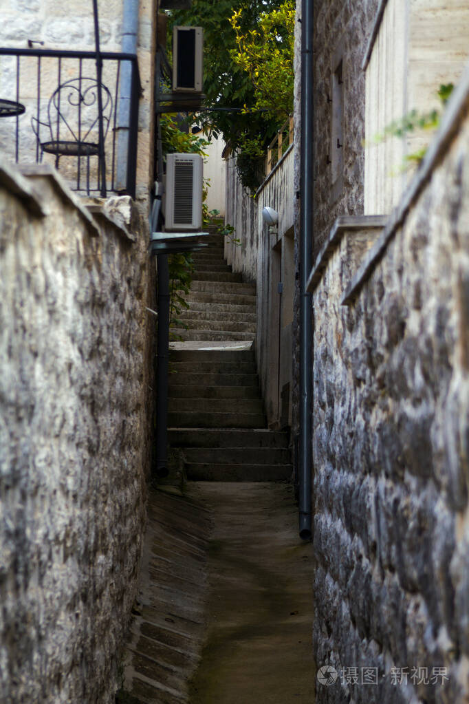 有楼梯和石墙的狭窄街道景观