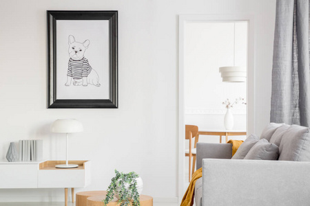 时尚客厅室内墙上的黑白狗海报，两张带花的木制咖啡桌