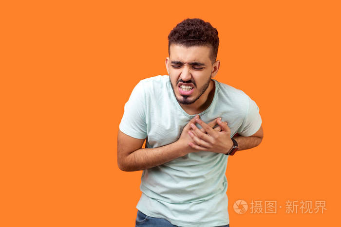 胸痛饱受病痛折磨的黑发男人的肖像