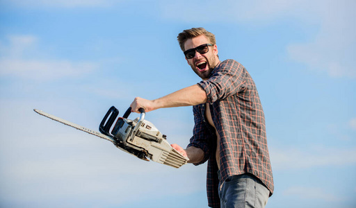 天空工作工人锋利的刀刃.危险的工作.有男子气概.强力电锯.