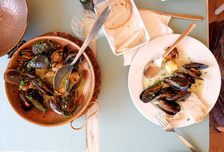 传统葡萄牙风格的贻贝和蛤蜊
