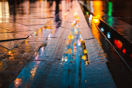 大城市的雨夜,潮湿路面上灯光的倒影.照片
