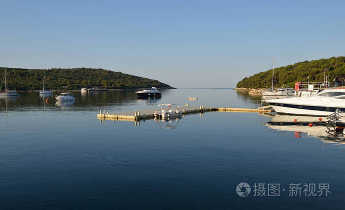 亚得里亚海的小海湾，克罗地亚班约尔普拉附近。