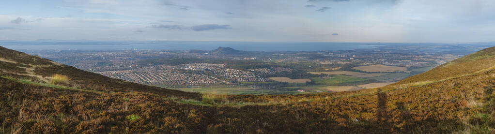 从山上俯瞰爱丁堡城的全景