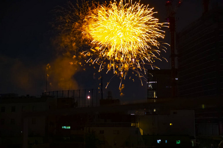 夏夜东京城市大厦附近的烟花