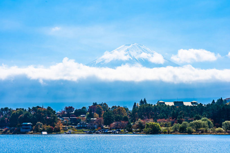 富士山风景秀丽，周围有枫叶树