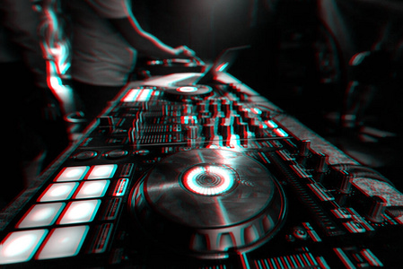 专业dj控制器,用于混合电子音乐照片