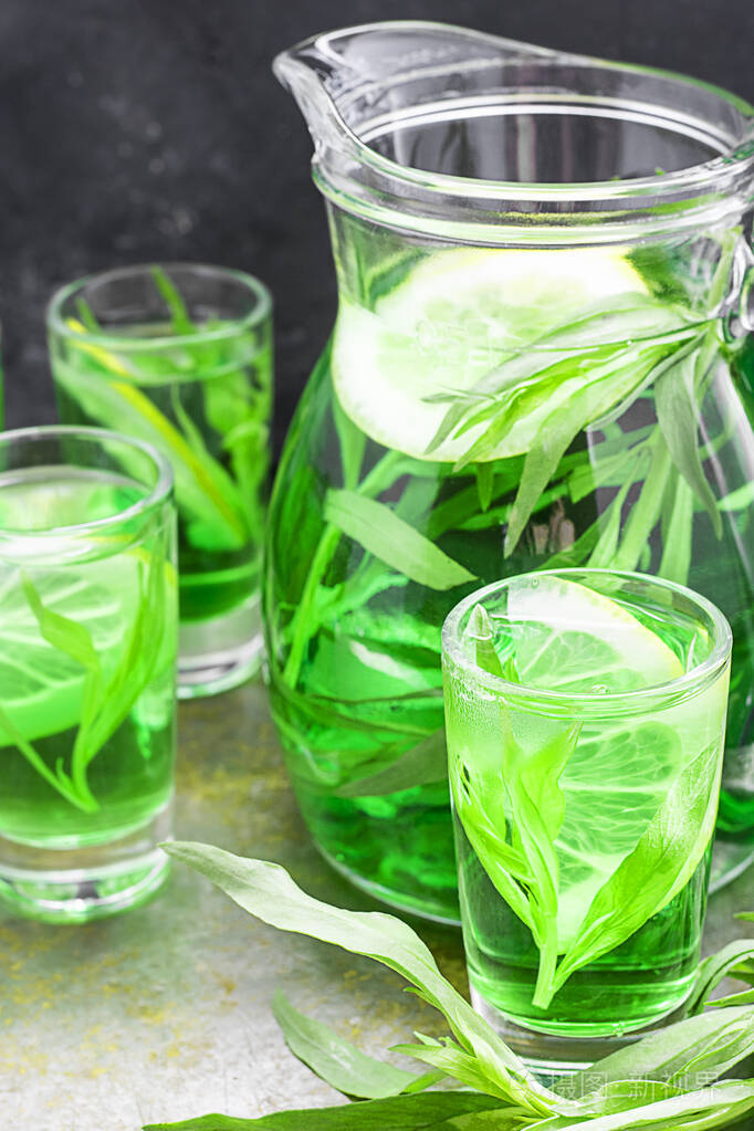夏季冷绿色饮料龙蒿薄荷和柠檬放在玻璃瓶里小杯冰块一个焦点在焦点