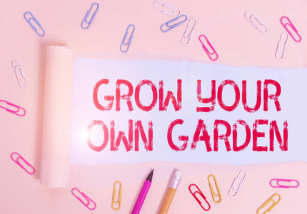 写便条展示你自己的花园。商业照片展示有机园艺收集示范蔬菜水果固定和破烂纸板放置在平淡的粉彩桌面背景。