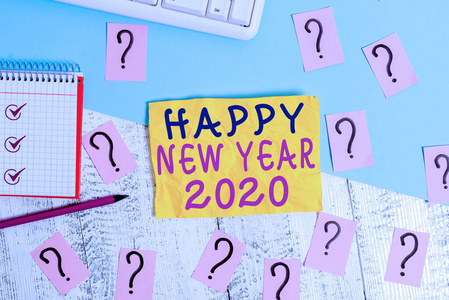 写下2020年新年快乐的纸条。商务照片展示问候庆祝节日新的开始最好的祝愿书写工具和涂鸦纸在木桌上。