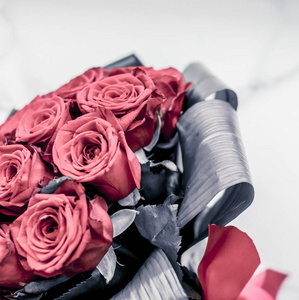 大理石背景上的珊瑚玫瑰豪华花束,美丽的佛罗里达州照片