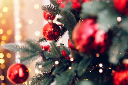 圣诞背景树新年树枝与装饰红球礼物和星星，与博克灯