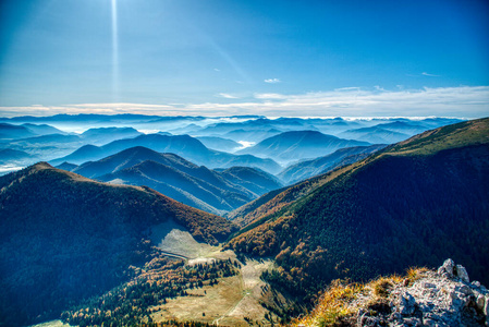 用一个天鹅绒般的罗兹苏特克扫过周围有雾的山脉和山谷