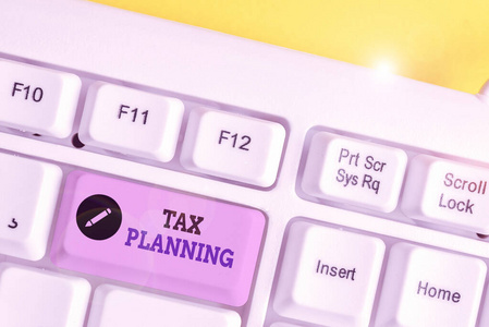 说明税务筹划的书面说明。商业照片显示从税务角度分析财务状况或计划的白色电脑键盘，白色背景上有便笺。