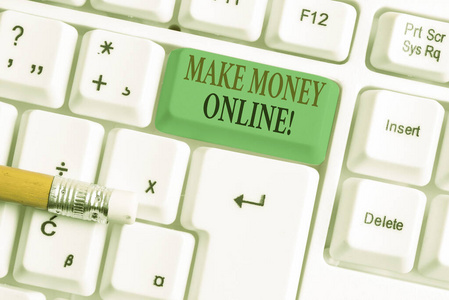 概念性手写显示在线赚钱。商业照片显示利用互联网盈利，如自由职业或营销白色电脑键盘，白色背景上有便笺。