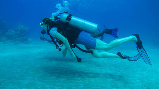 潜水教练在红海用气球潜水.教练.女孩和女孩照片
