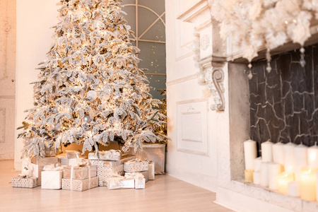 背景圣诞室内圣诞树和人造壁炉装饰节日灯，白色