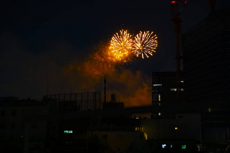 夏夜东京城市大厦附近的烟花