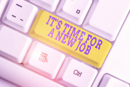 显示新工作时间到的文字标志。概念照片职业变化寻找其他工作招聘白色电脑键盘与空白笔记纸上方白色背景键复制空间。