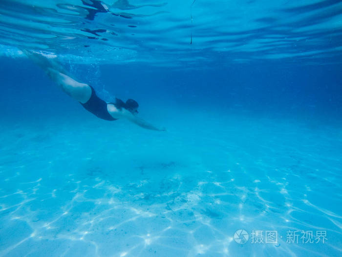 在红海潜水穿着比基尼和面具的性感女孩浮潜
