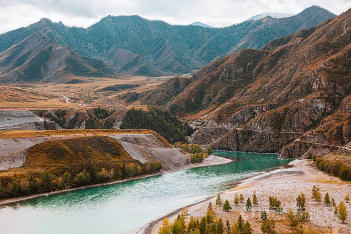 多云天气下美丽山峦背景下的山河全景图在阴暗的天空背景下可以看到