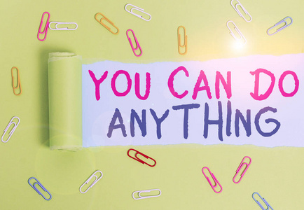 商业照片展示做某事的动机相信你自己回形针和撕碎的纸板木制经典桌子