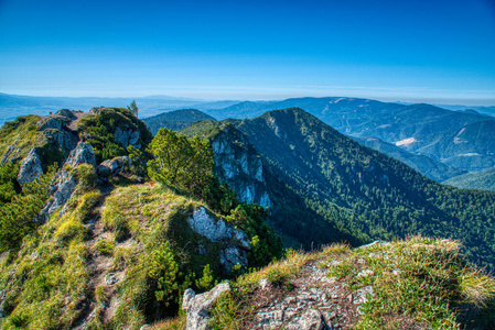 沿着马累法特拉山脊徒步旅行