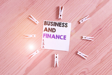 商业与金融。a公司资产货币资金管理的经营理念彩色衣夹纸空提示木地板背景办公室。
