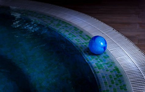 儿童室内游泳池边上的蓝色球图片