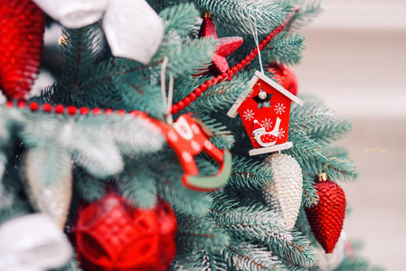 装饰圣诞树，上面有不同颜色的玩具。寒假快乐。