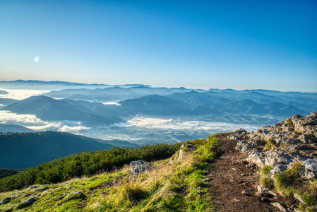 夏季，在Zilina和Velky Krivan之间的一条小道上，美丽的山地徒步旅行，