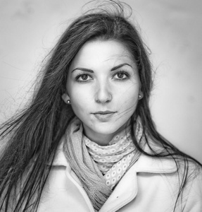 风吹拂头发,黑白摄影照片