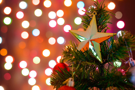 圣诞装饰星星和球挂在松枝上