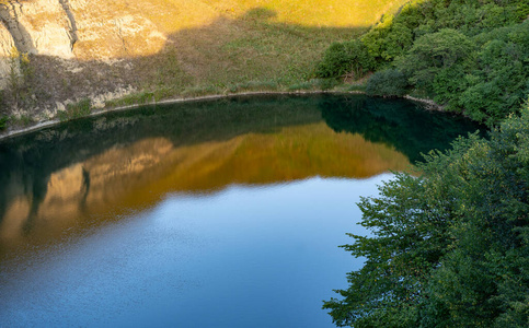 秋天的山湖