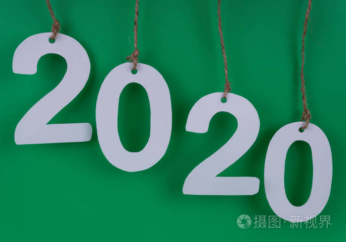 在深绿色的背景上数字2020白色的新y