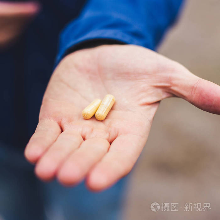 剂量 平板 医疗保健女人在吃药,女人手上拿着一泡蓝色的药丸,胶囊和一