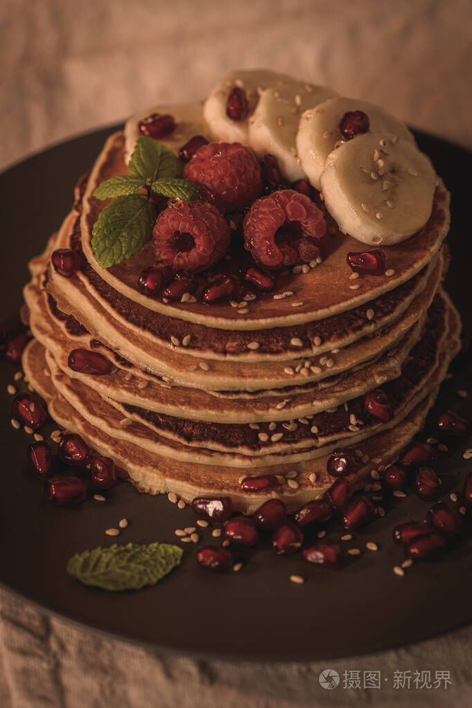 pancakeswithraspberriesbananaslicespomegranateseedsand