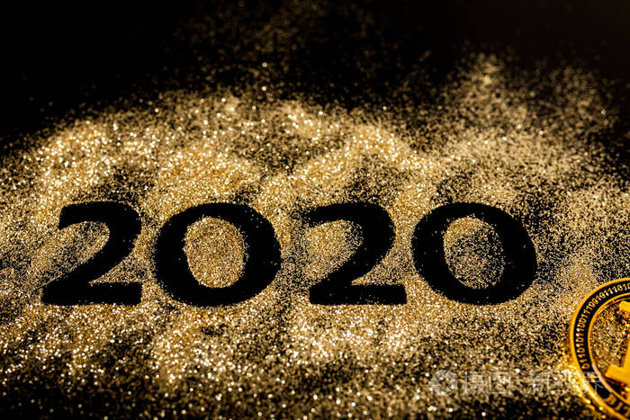 美丽闪亮的金色数字2020和比特币黑色背景设计