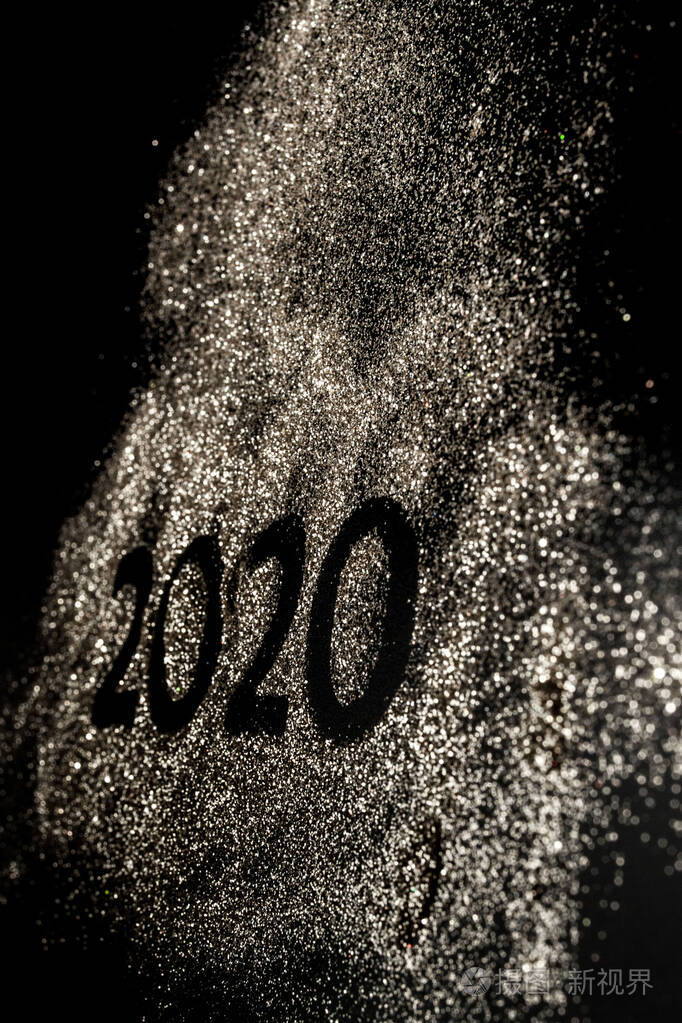 2020年新年快乐2020年由数字2和0组成美丽闪亮的金色数字2020黑色背景