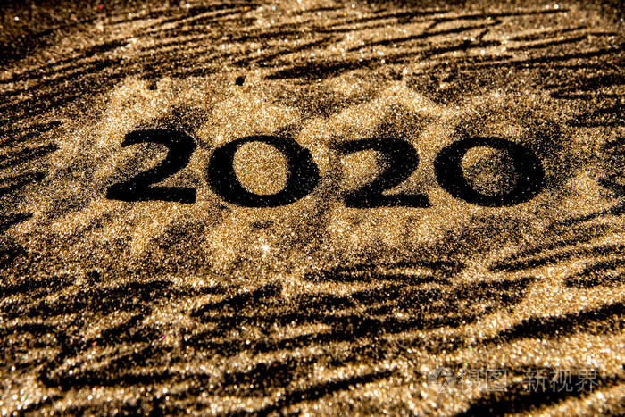 美丽闪亮的金色数字2020黑色背景设计.