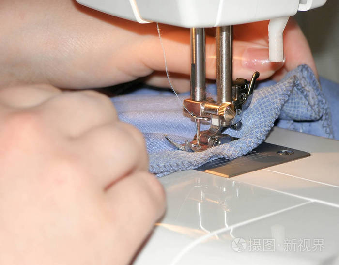 女人缝衣服