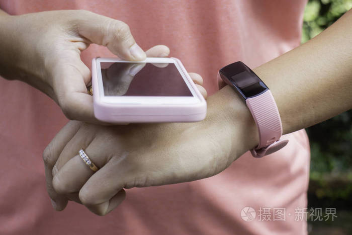 健康生活方式概念女性佩戴运动跟踪器腕带