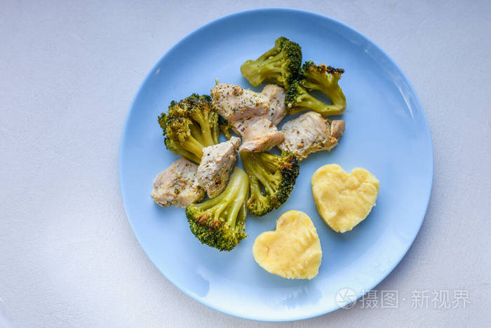 菜花配肉片 心形土豆 在蓝色盘子里 烤海鲜 三文鱼牛排配蔬菜 花椰菜 花椰菜 胡萝卜 黄瓜 柠檬和辣椒 海鲜 地中海照片 正版商用图片25og07 摄图新视界