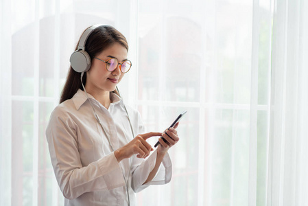 年轻的亚洲女人喜欢用耳机听音乐