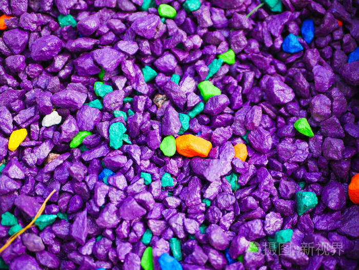 纹理是由微小的紫色鹅卵石构成的.