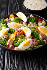新鲜沙拉配罐装金枪鱼花椰菜西红柿洋葱和鸡蛋