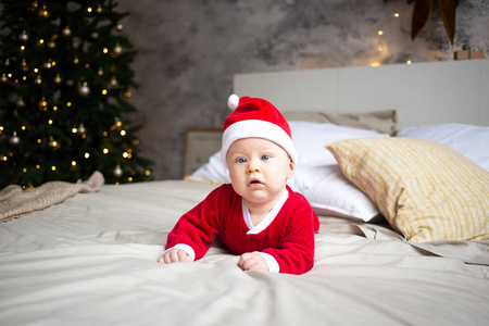 圣诞可爱的小男孩，戴圣诞帽的漂亮婴儿