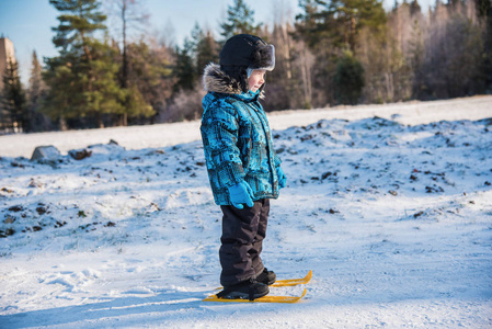 小男孩滑雪