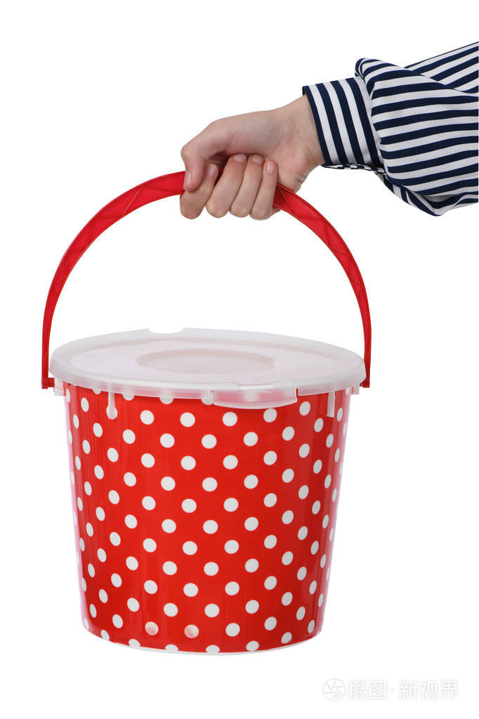 拿着塑料桶的女孩的手